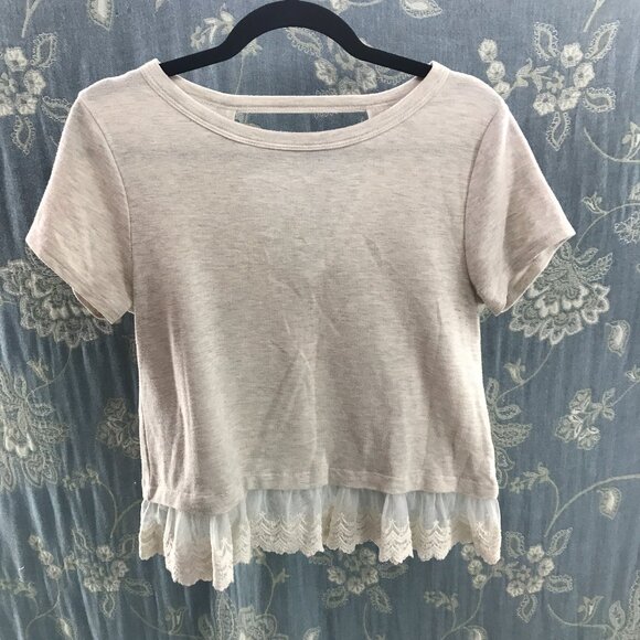 Jun & Ivy beige v-back lace hem t-shirt size S - Picture 1 of 5